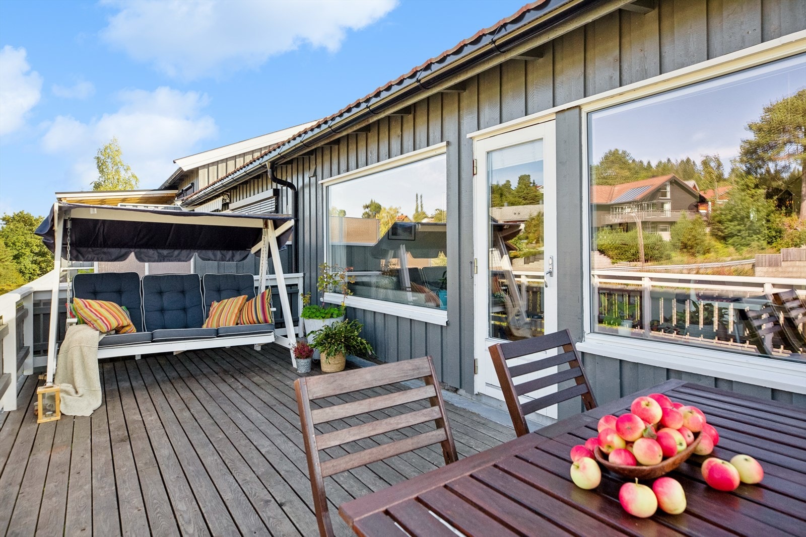 Verandaen er på 20m² og byr på god plass til utemøblement. Galleribilde