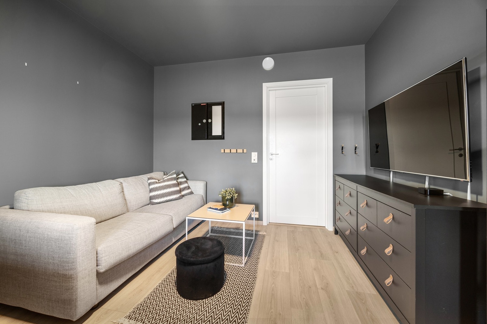 God plass til både seng, arbeidspult og sofa Galleribilde