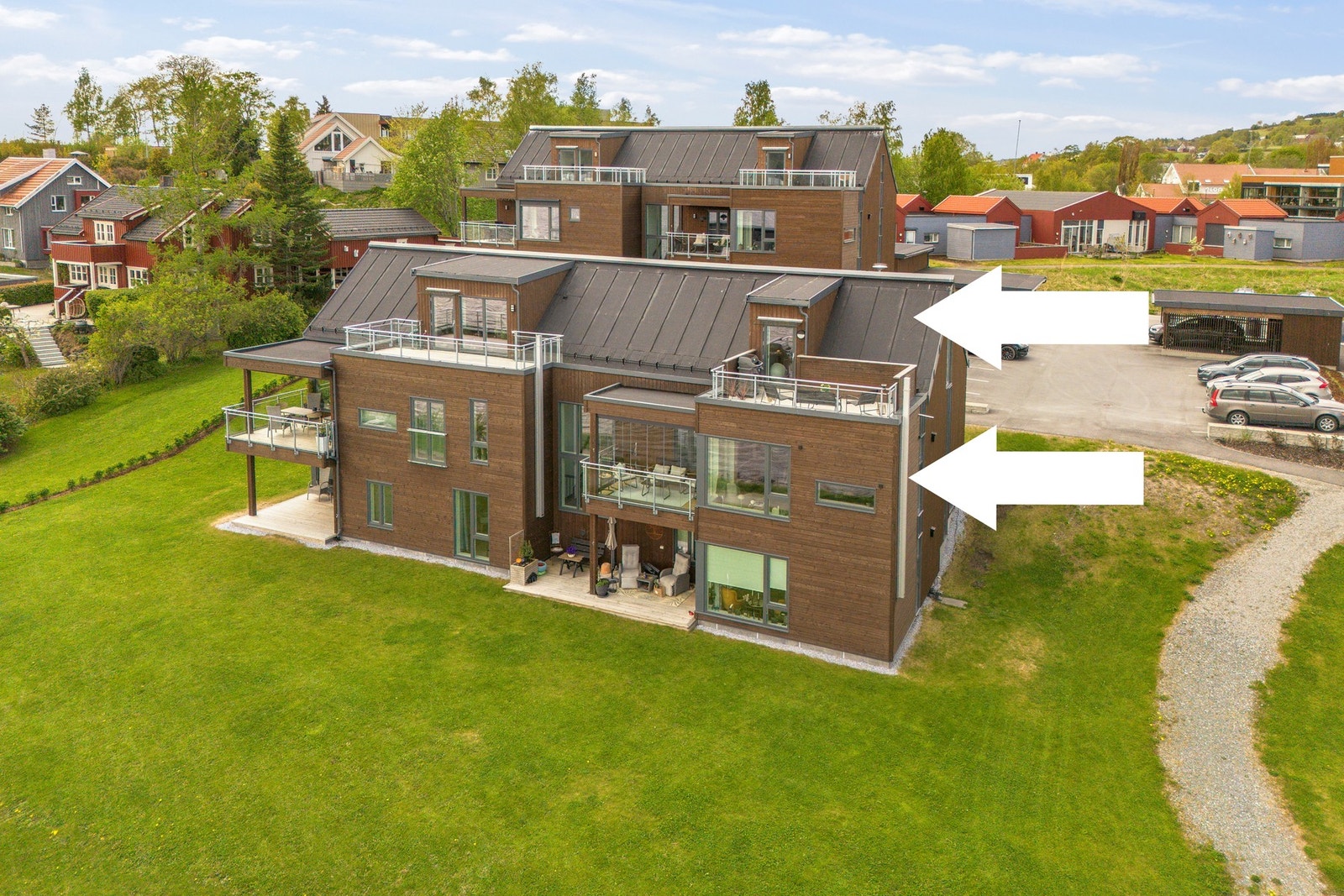 Gjennomført og påkostet leilighet over to plan med bl. a. 3 soverom, innglasset balkong, takterrasse og attraktiv beliggenhet ved sjøen! Galleribilde