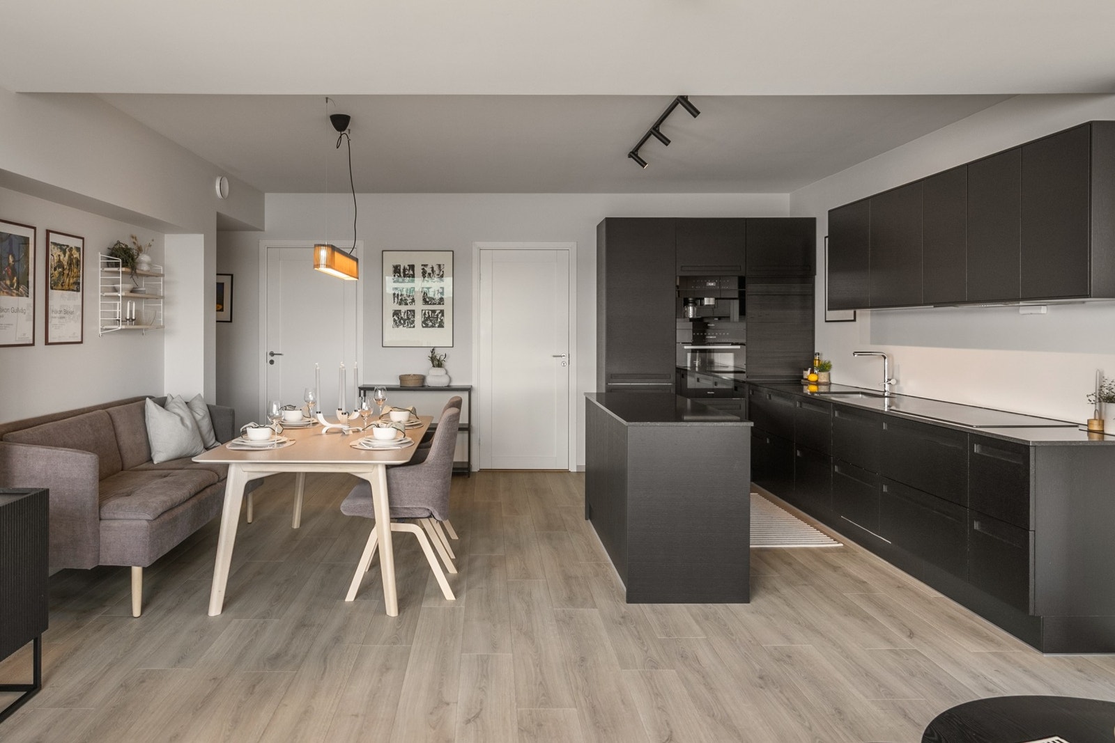 Leiligheten fremstår som gjennomført og påkostet, men en rekke eksklusive tilvalg som gir et moderne uttrykk! Galleribilde