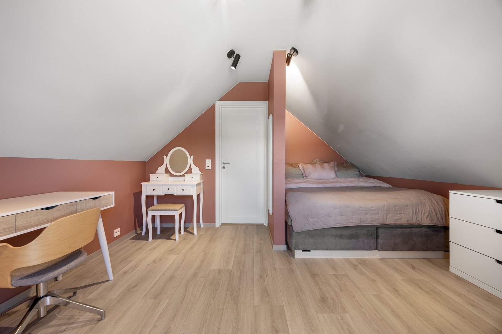 Det er god plass til seng og garderobeløsning Galleribilde