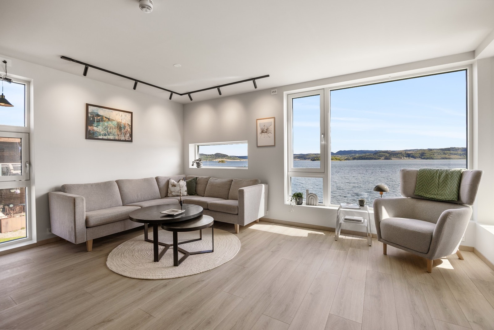 Generøse vindu som lar den vakre sjøutsikten stå i fokus! Galleribilde