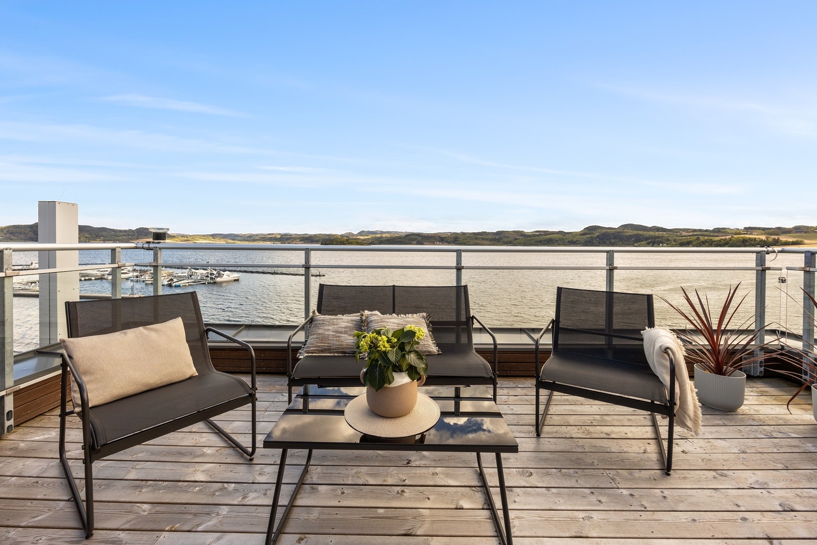 Det er god plass til å innrede med lounge og grill Galleribilde
