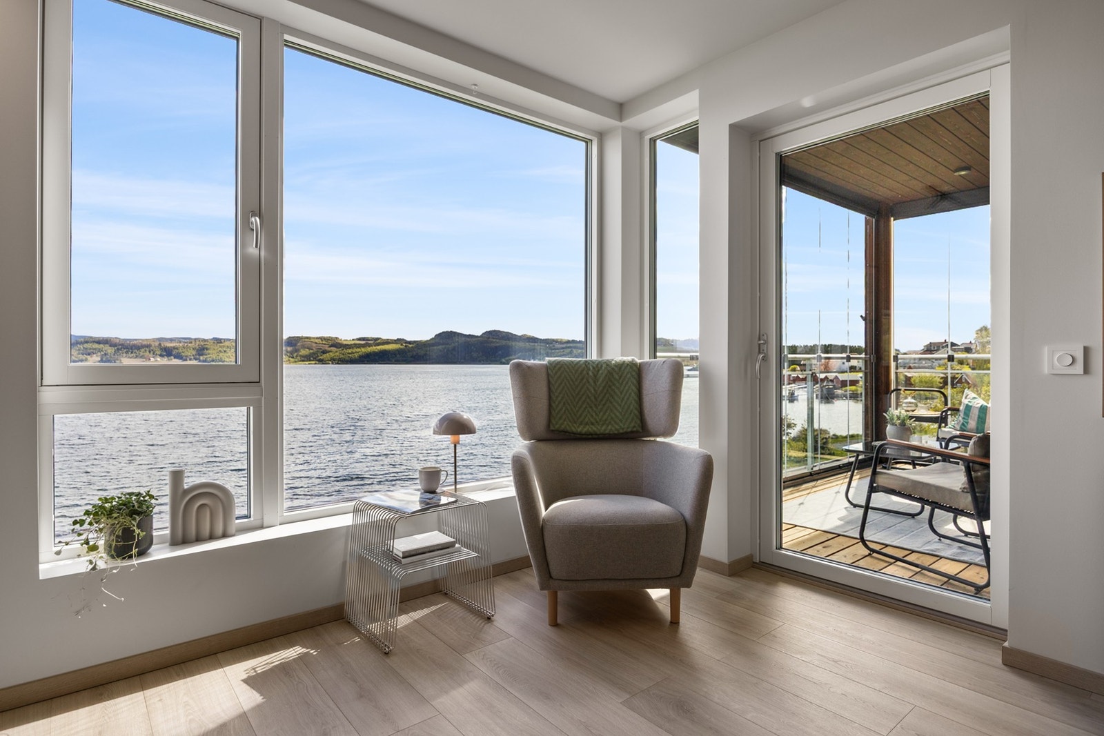 Fra stuen det utgang til innglasset balkong Galleribilde