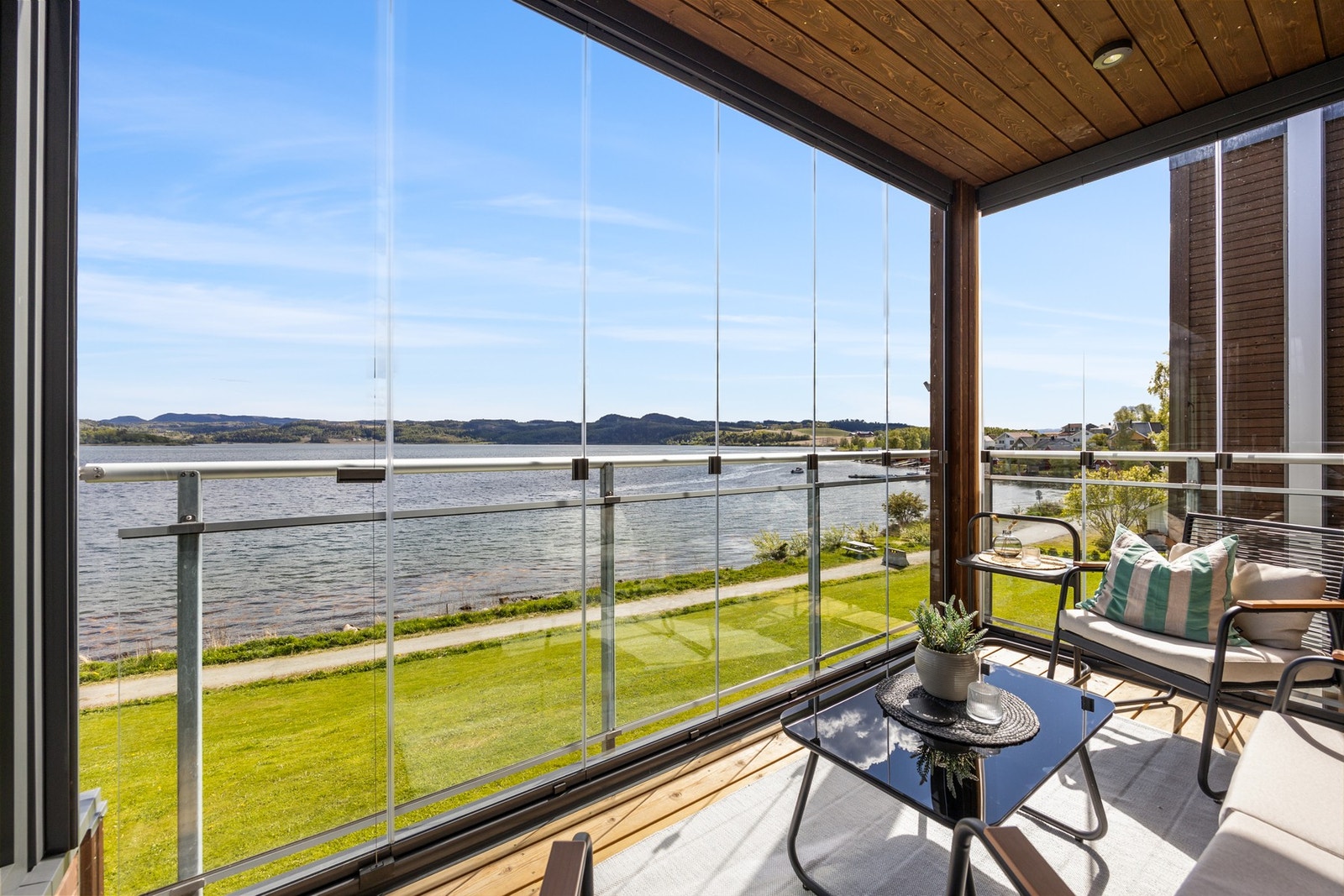 Innglasset balkong - 5 kvm. Trivelig og behagelig areal til varme, og kalde, sommerdager! Galleribilde