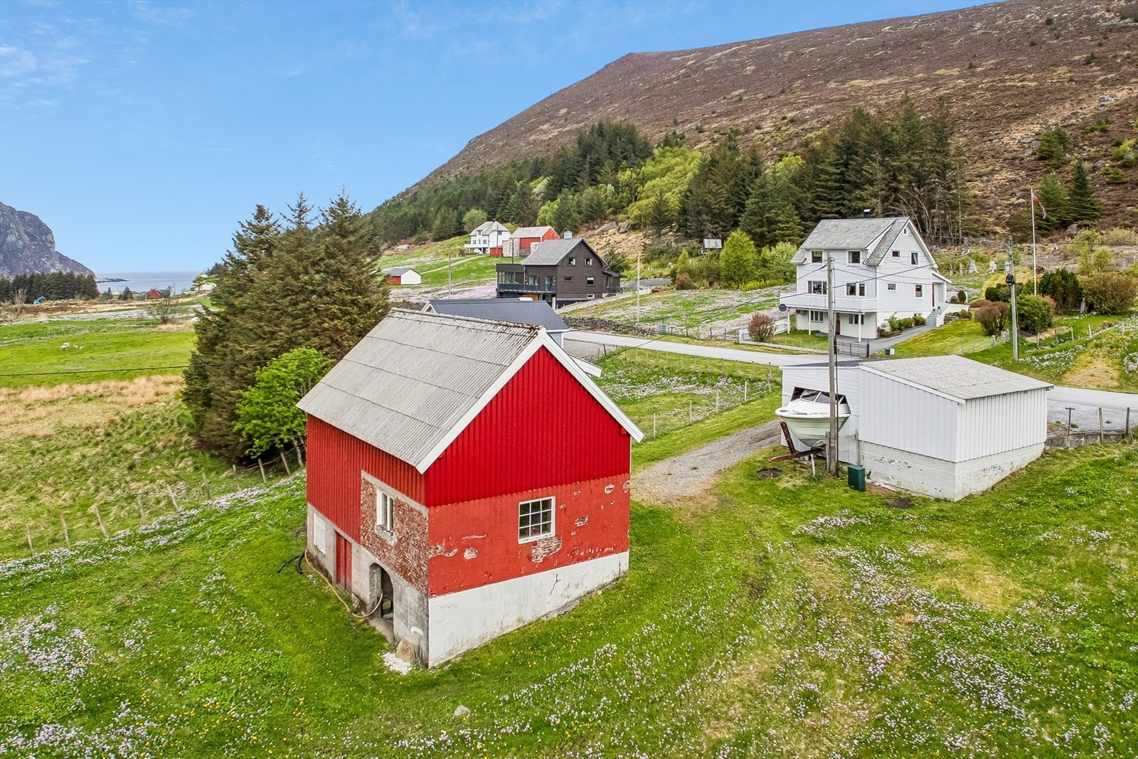 Det følger med låve/driftsbygning og en dobbel garasje Galleribilde