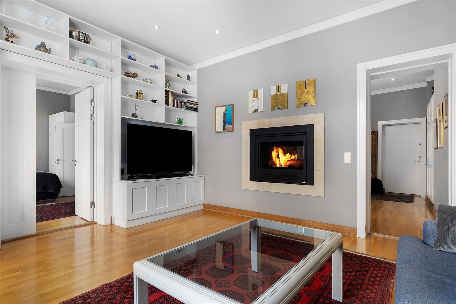 Stuen har god plass til en stor sittegruppe og mediemøblement. Galleribilde