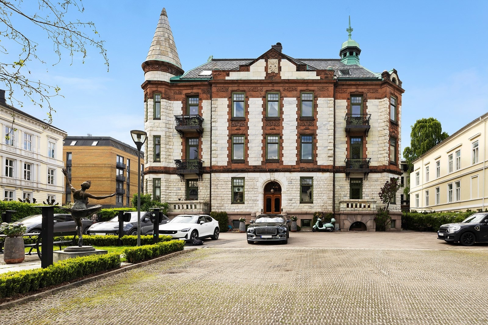 Marmorgården fremstår som en liten borg, kjennetegnet ved sine imponerende tårnoppbygg og elegante spir. Galleribilde