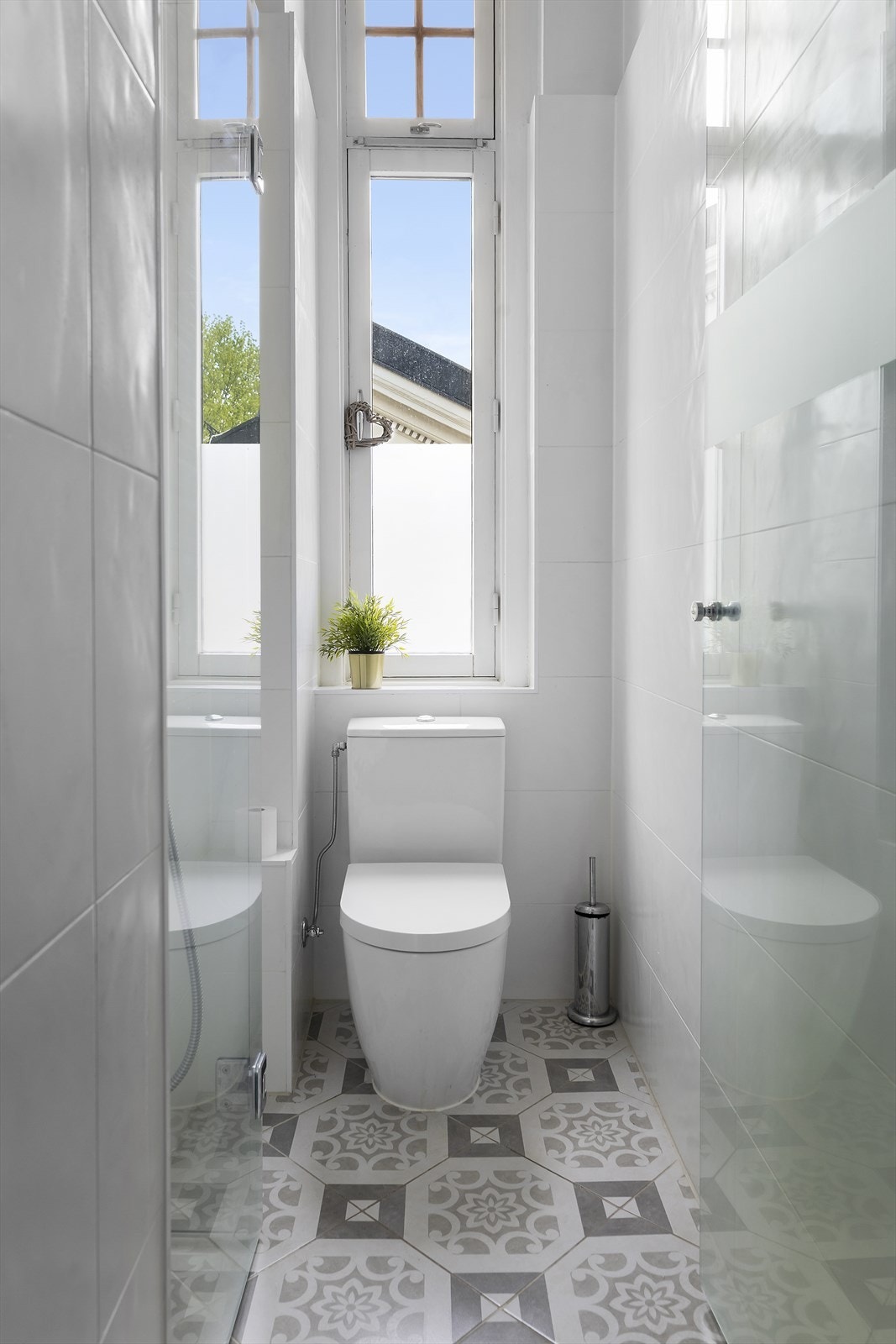 Bad nr. 2 oppgradert i 2018 med fliser på gulv og vegger. Badet er innredet med benkeskap med glatte fronter, servant, gulvstående toalett og dusj med innfellbare dører i herdet glass. Praktisk og funksjonelt bad med moderne uttrykk. Galleribilde