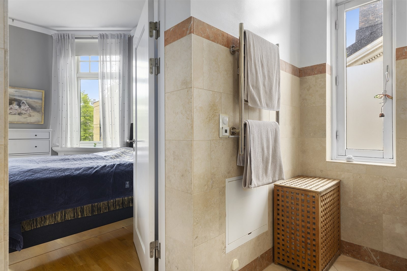 Badet er utstyrt med badekar med dusjløsning, to servanter, gulvstående toalett og opplegg for vaskemaskin. Varmtvannsbereder fra 2018 er plassert i tilknytning til badet. Galleribilde