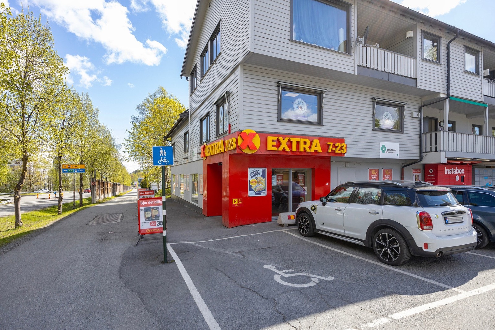 Coop Extra ligger ca. 5 minutters gange fra boligen. Galleribilde