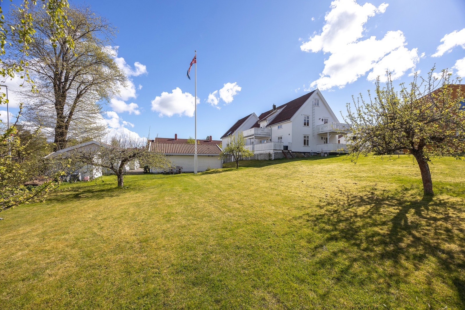 De grønne omgivelsene gir et trivelig og innbydende uteområde for beboerne. Galleribilde