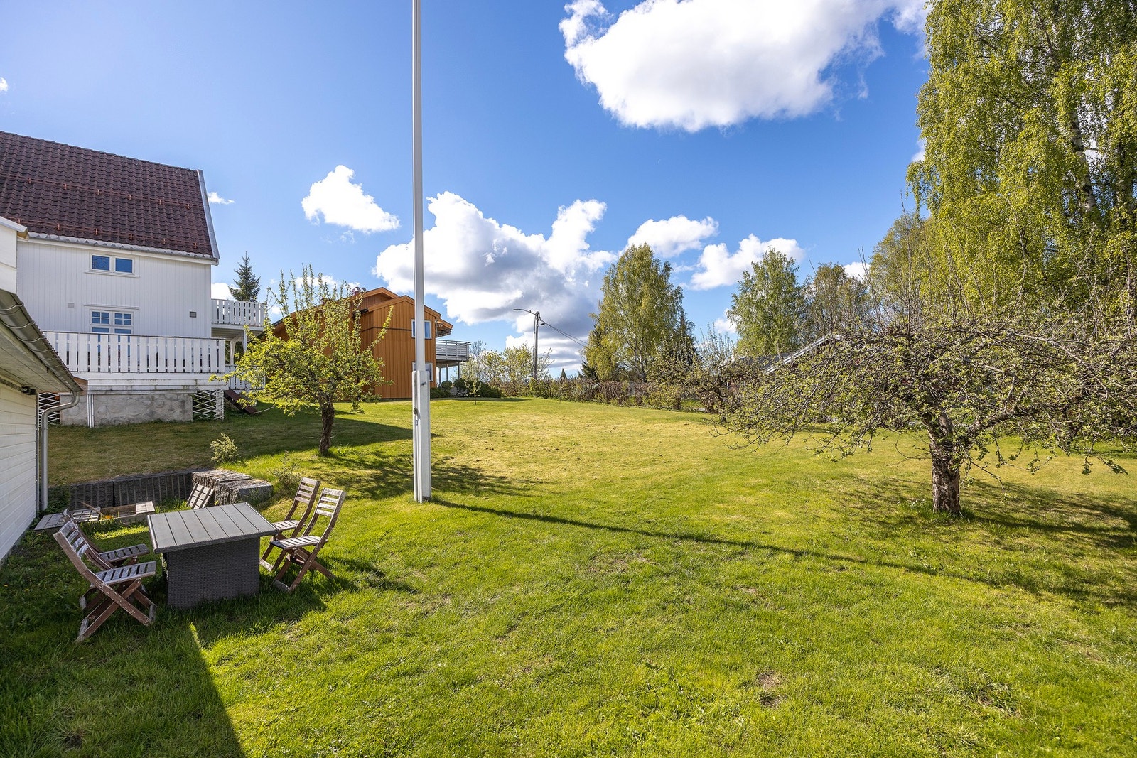Sameiet disponerer en stor og flott hage med gode solforhold store deler av dagen. Her er det god plass til både lek, avslapning og hyggelige sammenkomster utendørs. Galleribilde