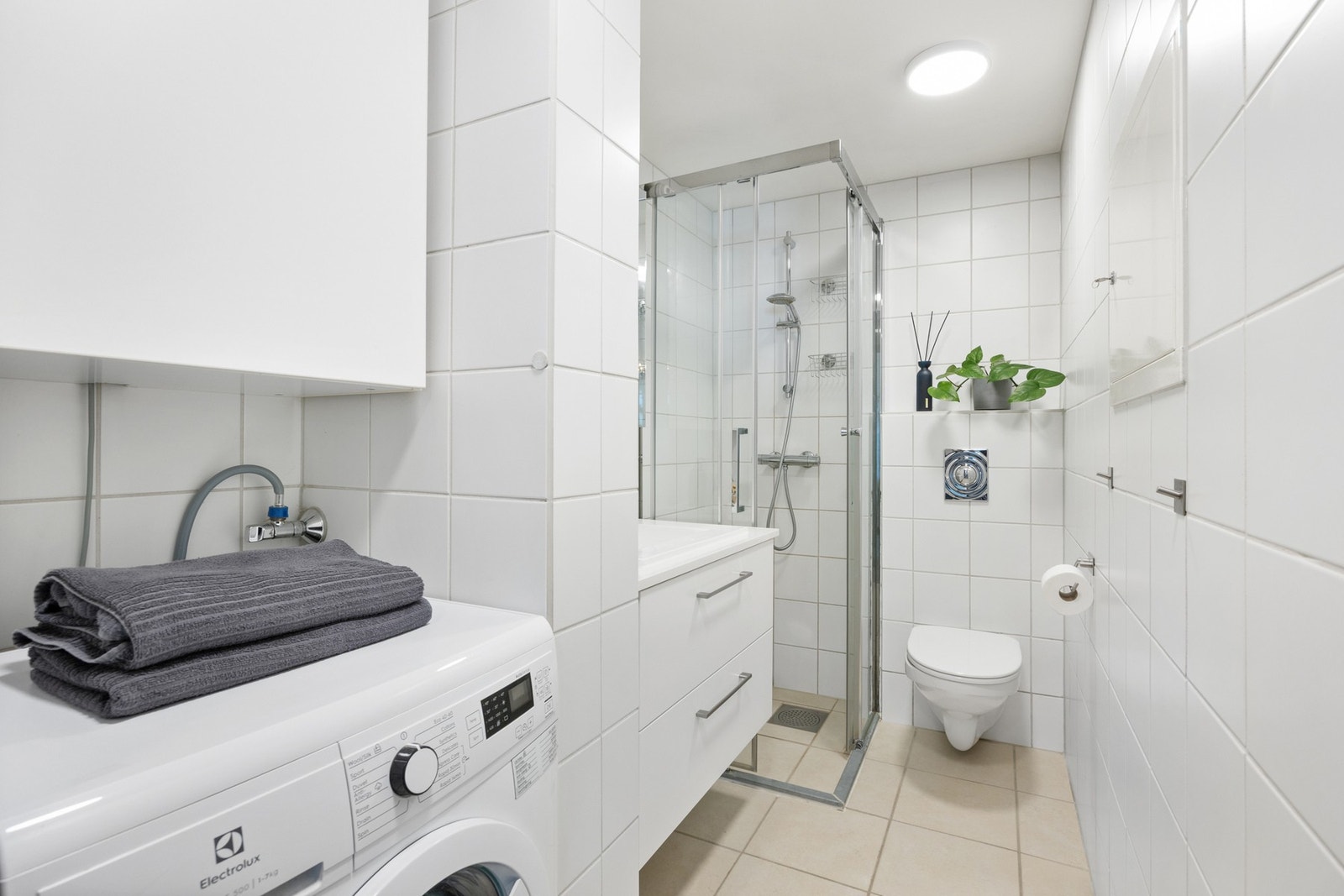 Badet er utstyrt med rør-i-rør-system, mekanisk ventilasjon og opplegg for vaskemaskin. Galleribilde
