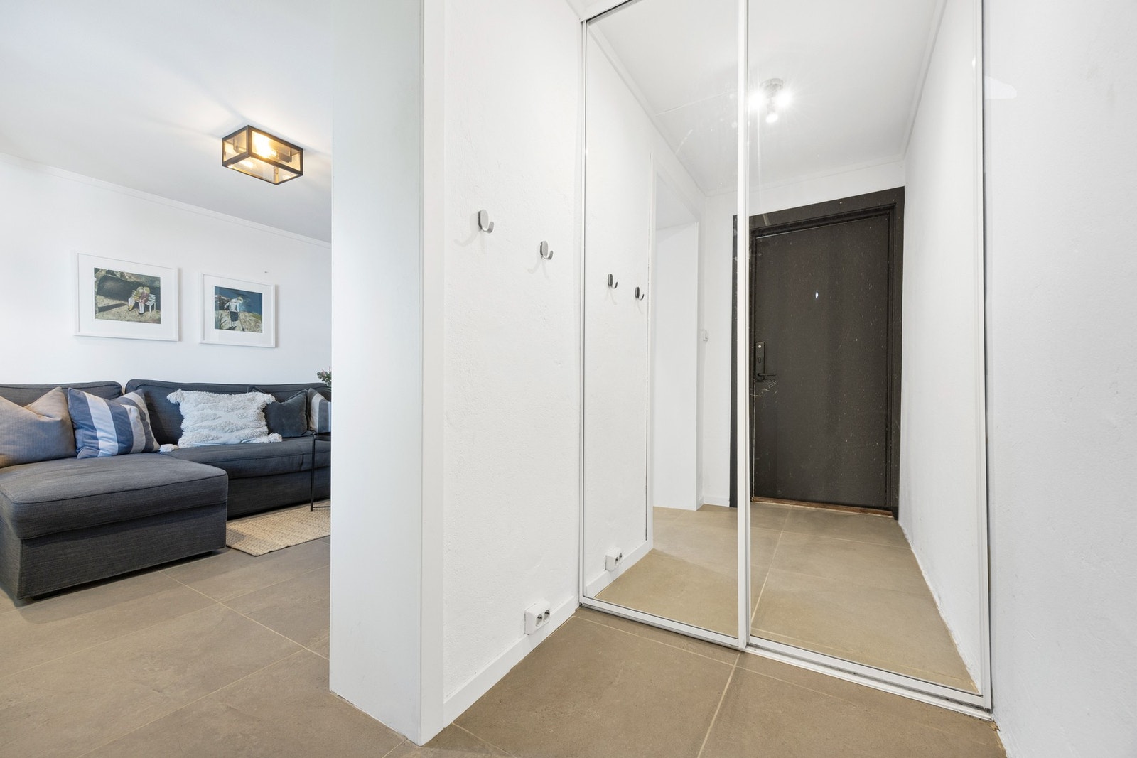 Gangen er innredet med praktisk skyvedørsgarderobe. Galleribilde