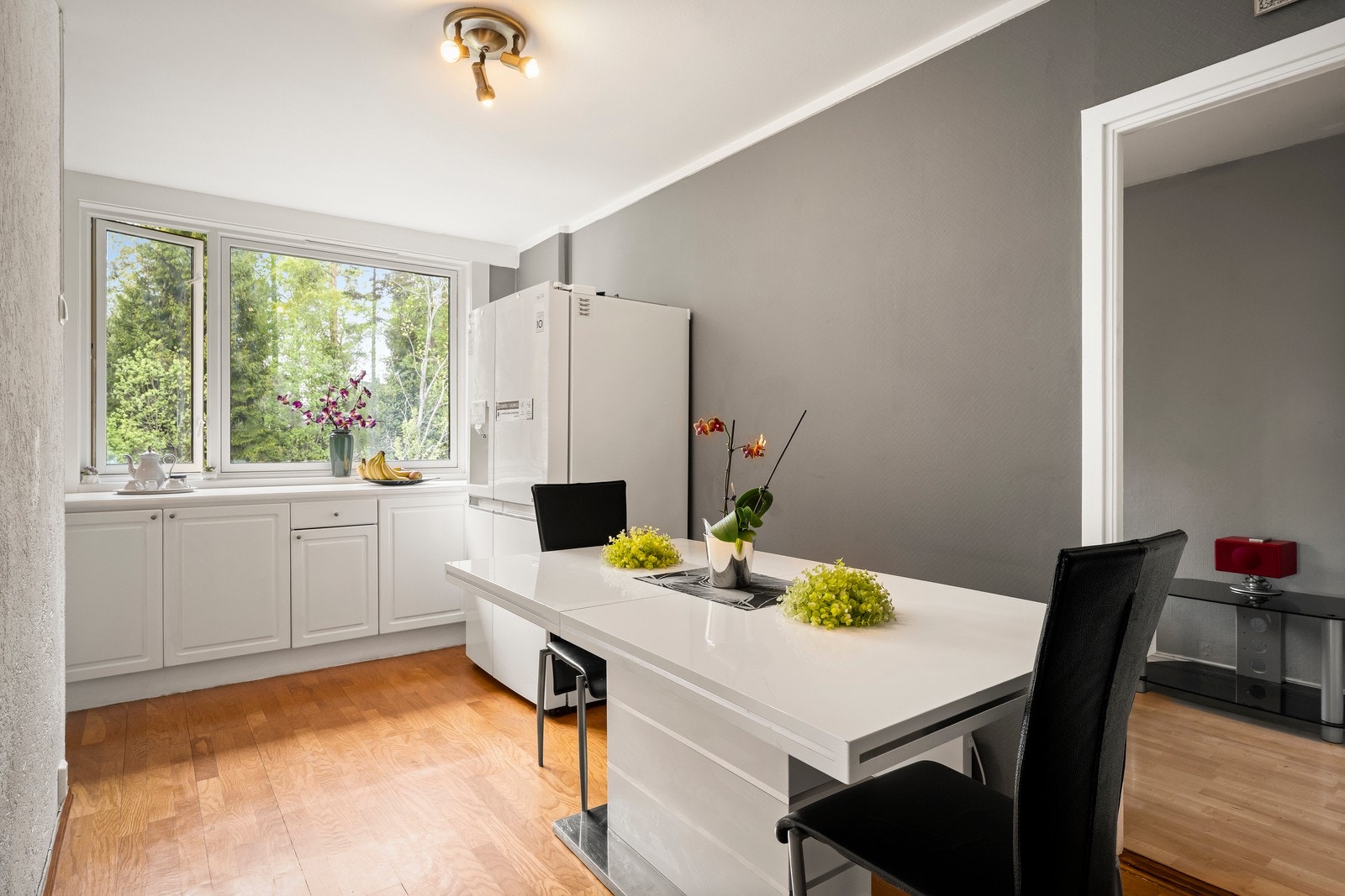 Kjøkkeninnredningen består av profilerte fronter samt laminat benkeplate, det er oppvaskmaskin, komfyr og vannstoppsystem. Galleribilde