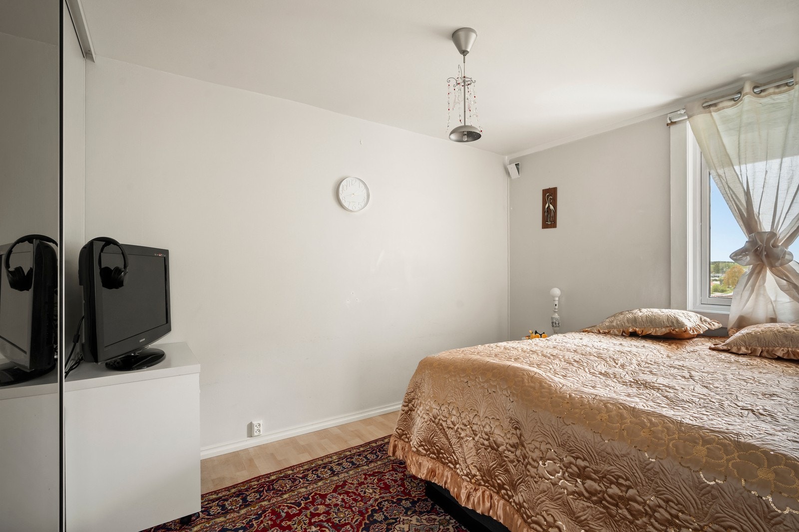 Skyvedørsgarderobe langs med den ene veggen. Galleribilde
