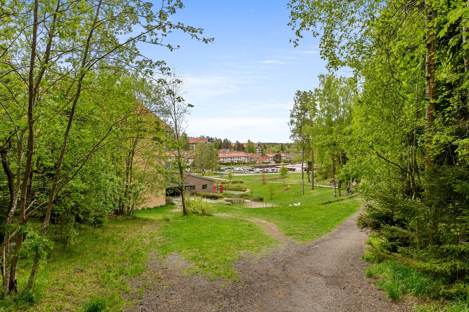 Eiendommen ligger i et attraktivt og barnevennlig boligområde på Sofiemyr i Nordre Follo kommune. Galleribilde