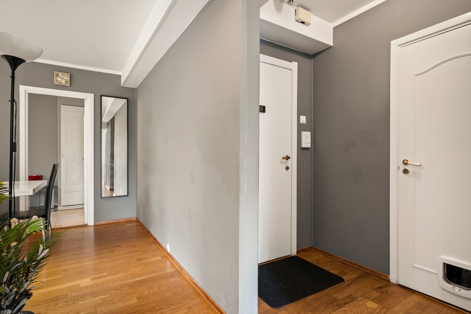 I tilknytning til entréen er det en innvendig bod som sørger for ekstra oppbevaring. Det er også en skyvedørsgarderobe i gangen. Galleribilde