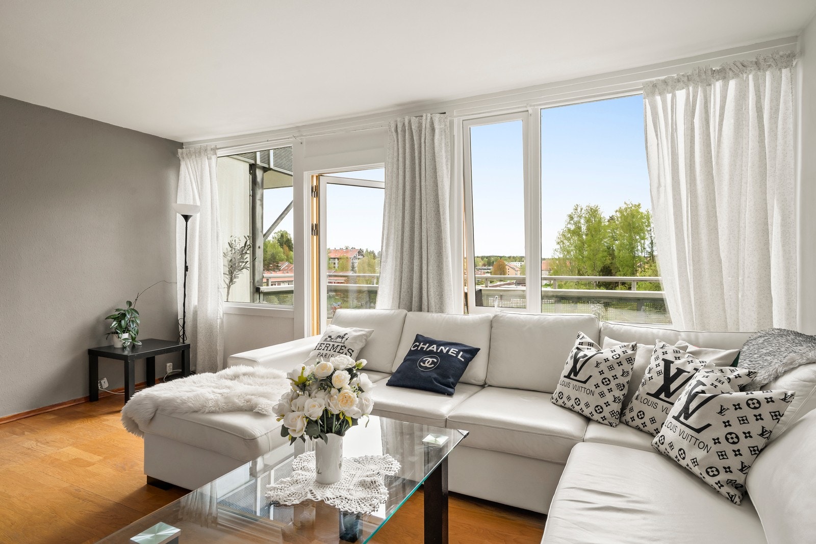 Stue med peis, og store vindusflater som slipper inn rikelig med lys. Galleribilde