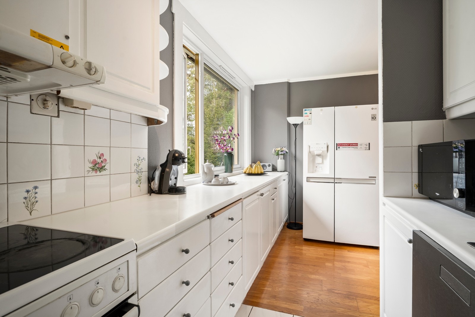 Kjøkkenventilator med avtrekk ut. Frittstående kjøleskap. Galleribilde