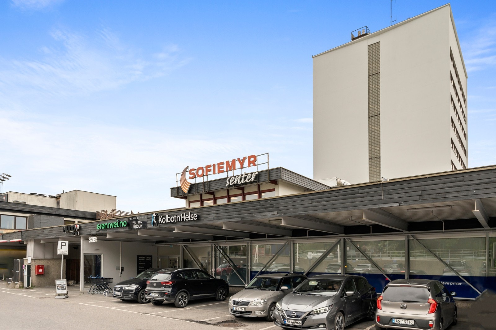 Sofiemyr senter ligger i nærområdet og har et variert utvalg av servicetilbud. Det er ca. 2 km til Kolbotn Torg med 60 spennende butikker og restauranter, samt helse- og servicetjenester. Galleribilde
