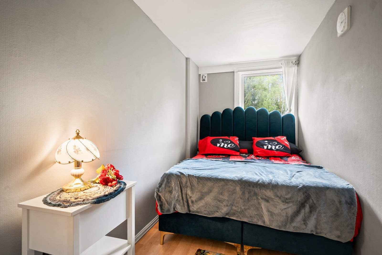 Det er god plass til en dobbeltseng. Dette rommet har plassbygde skap. Galleribilde