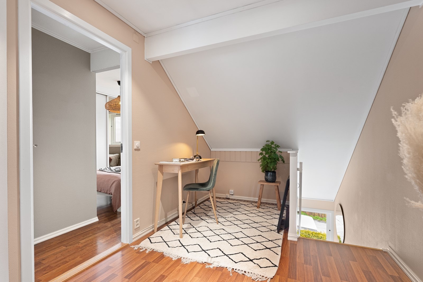 Arealet ved trappen gir en fin plass til en liten kontorløsning. Galleribilde