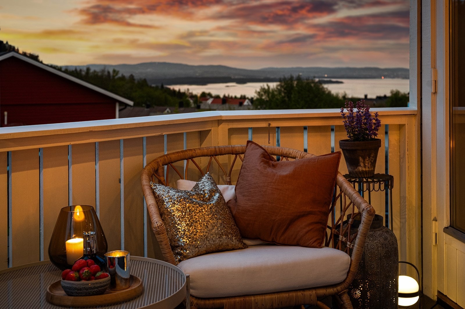 Uteområdene består av hage, terrasse og veranda hvor du enkelt kan flytte deg etter solen. Galleribilde