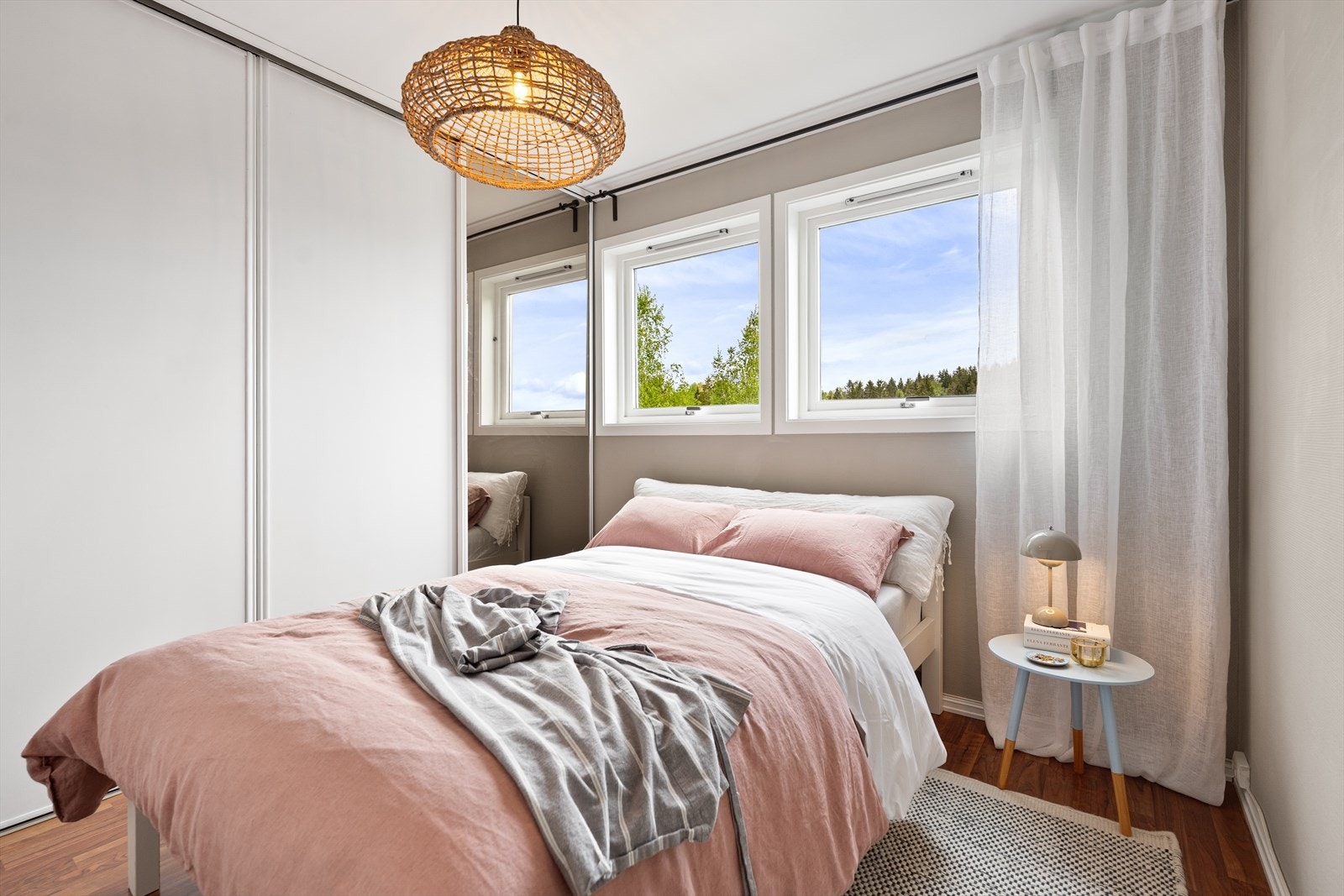 Soverom nr. 2 er også av god størrelse, innredet med skyvedørsgarderobe. Galleribilde
