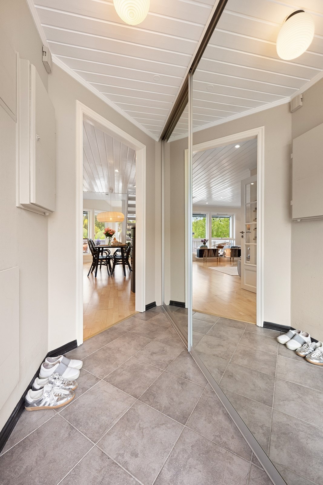 Entréen er innredet med stor skyvedørsgarderobe for oppbevaring av yttertøy og sko. Galleribilde