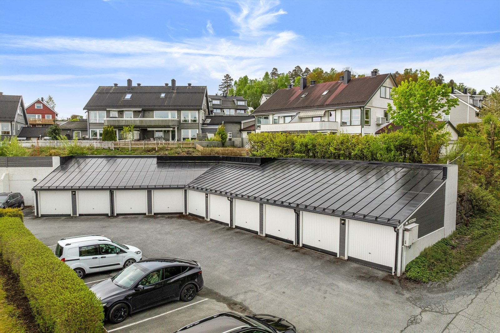Det følger en garasjeplass i felles garasjerekke. Det er også rikelig med gjestepakeringer. Galleribilde