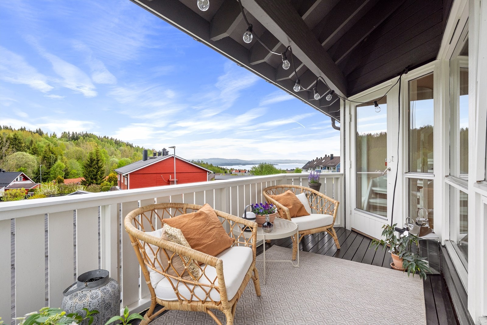 En hyggelig uteplass med takoverbygg, perfekt for å nyte utsikten. Galleribilde
