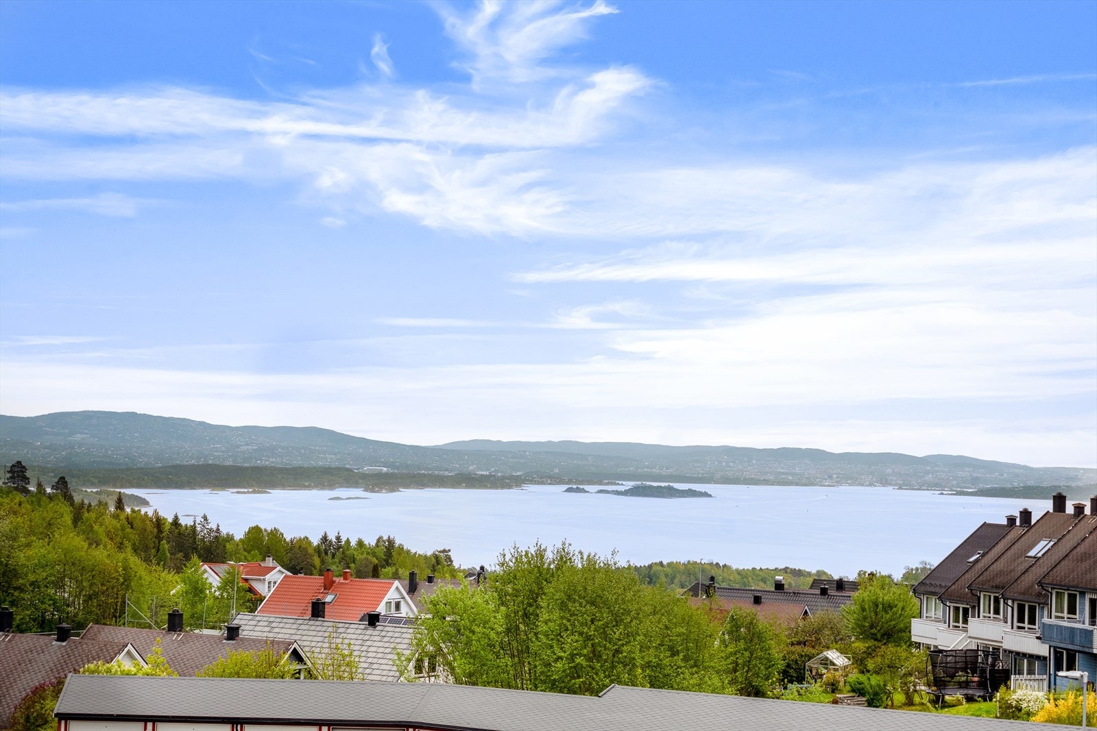Fra eiendommen er det gangavstand til fjorden, og populære badesteder. Galleribilde