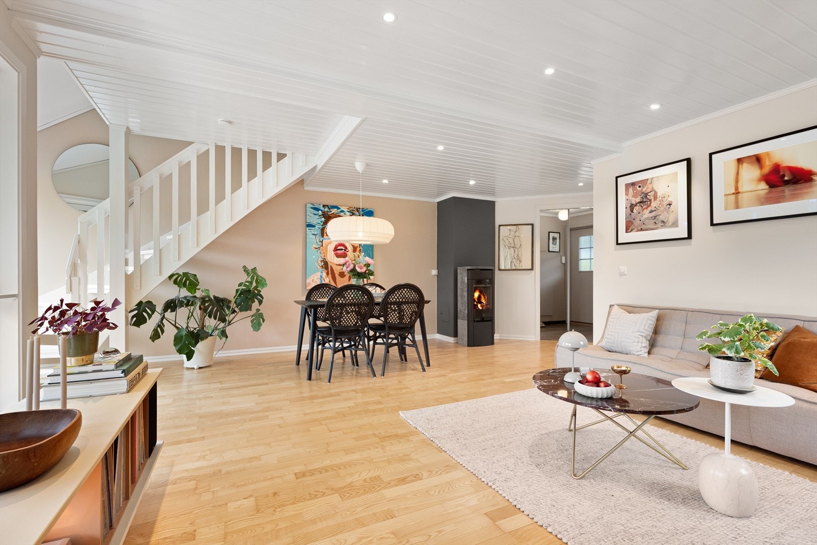 Det er plass til et stort spisebord hvor du kan samle familie og venner til hyggelige stunder. Galleribilde
