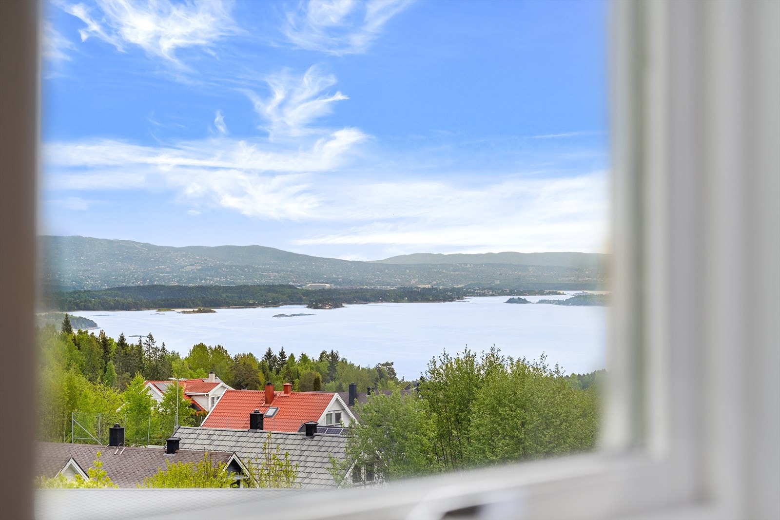 Utsikten fra fjorden kan nytes fra stuevindu og fra soveromsvindu. Galleribilde