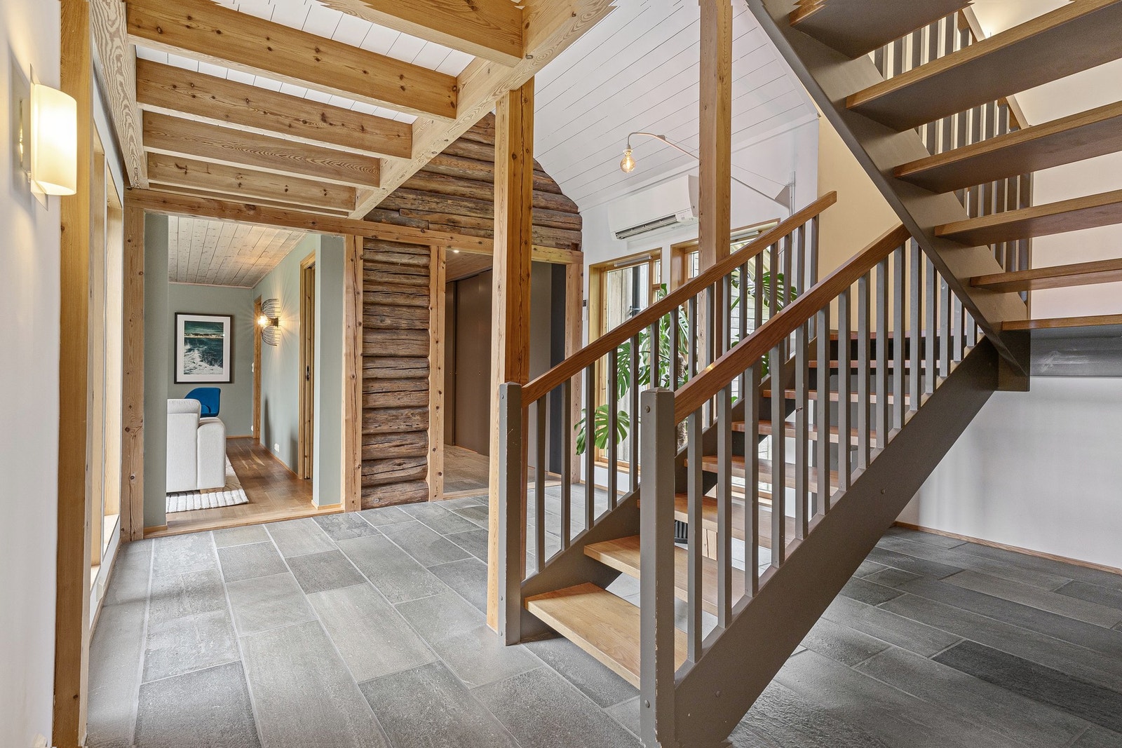 Hall med skifer, varmekabler og varmepumpe Galleribilde