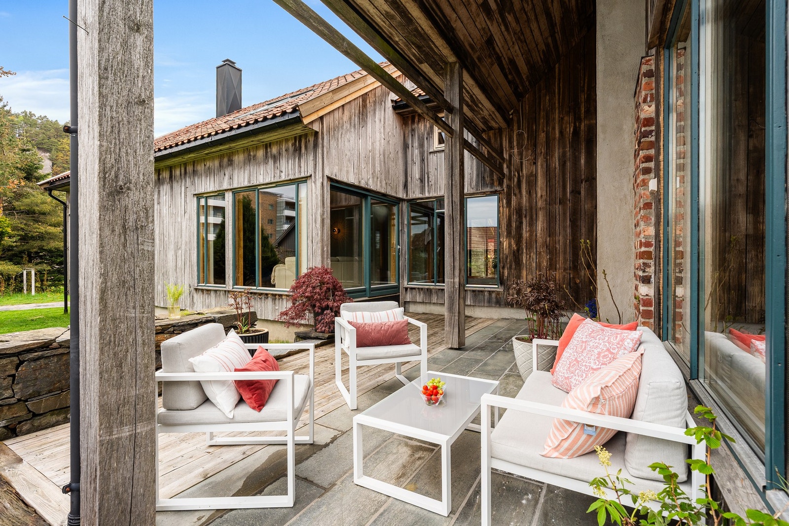Huset danner et atrium med delvis overbygget uterom Galleribilde