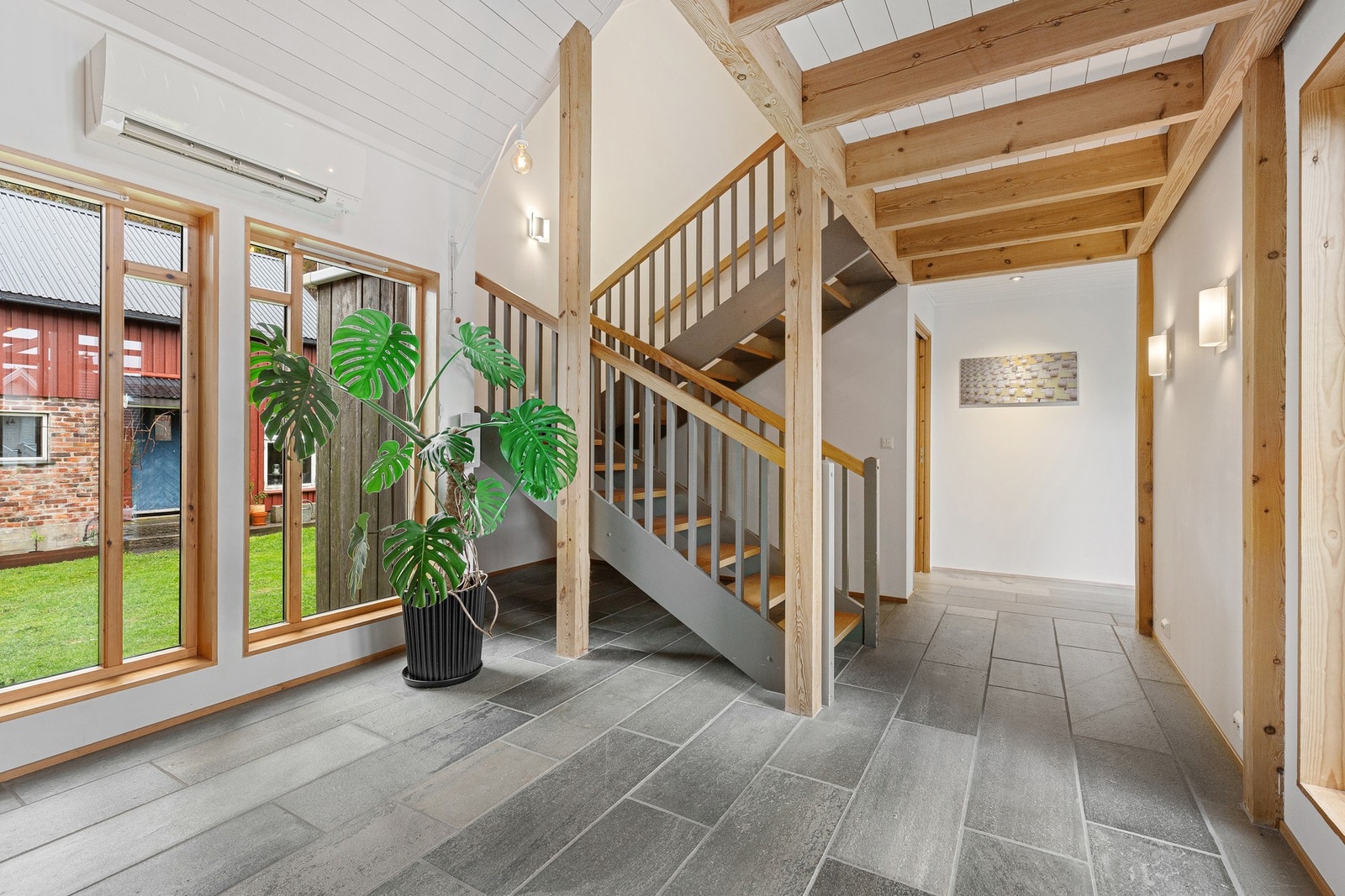 Hall med skifer, varmekabler og varmepumpe Galleribilde