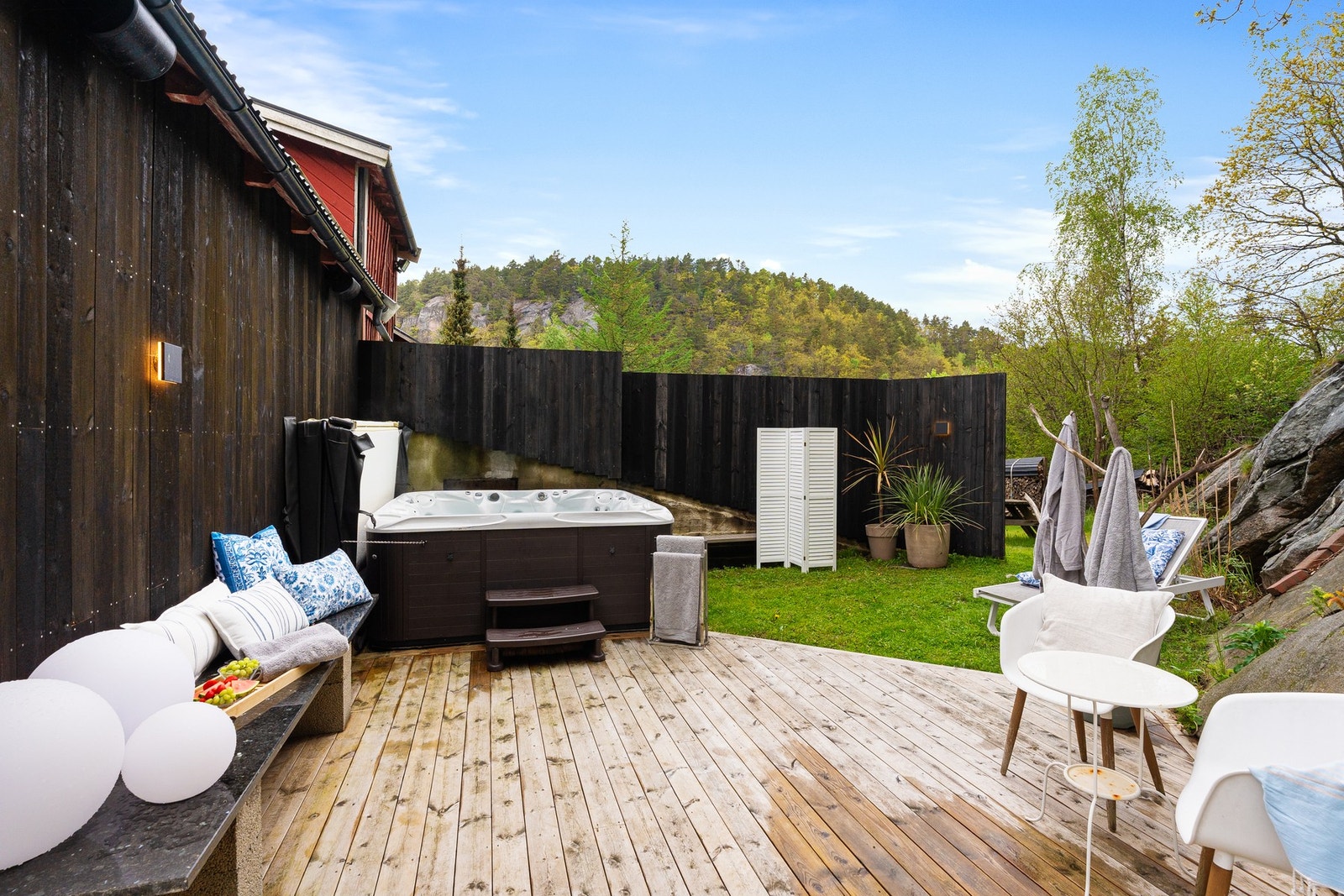 På baksiden av låven er det jacuzzi som kan medfølge mot pristillegg Galleribilde