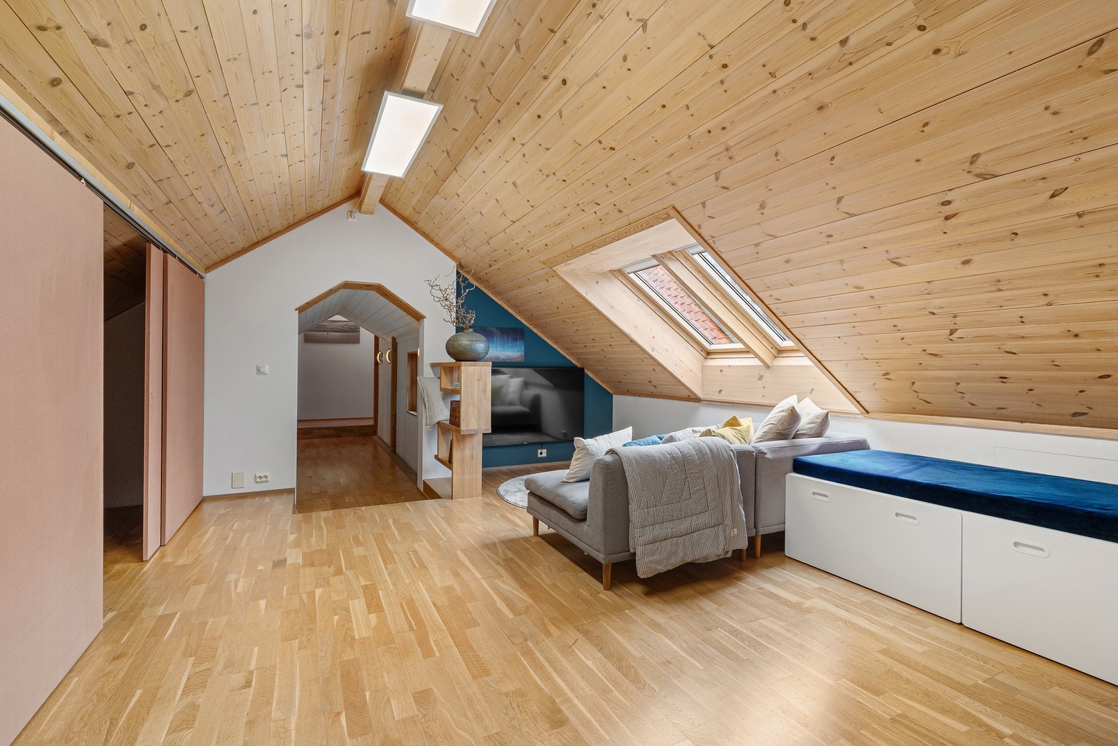 Loftstue - hjemmekontor skjult bak skyvedører Galleribilde