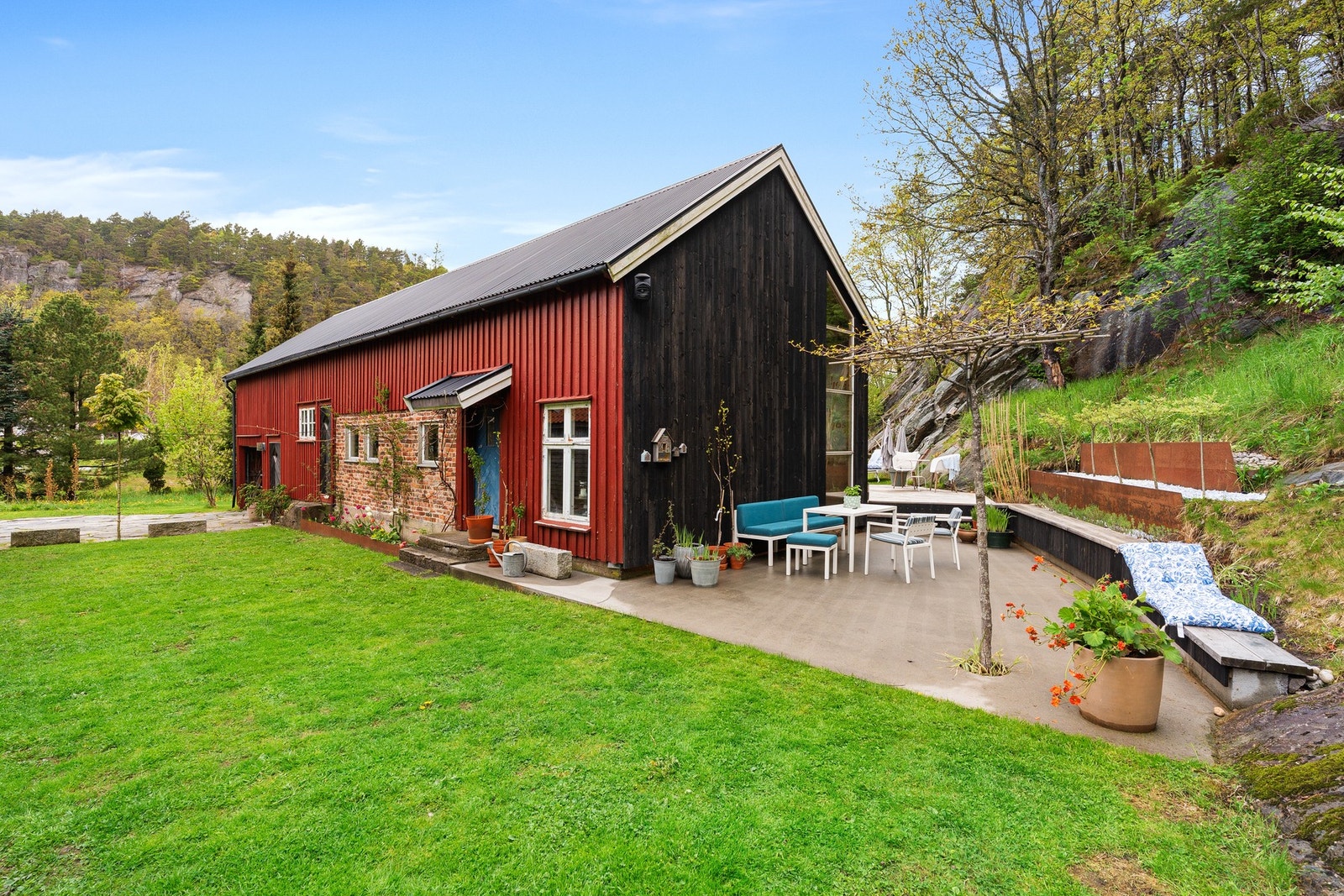Hyggelig sittegruppe ved låven også Galleribilde