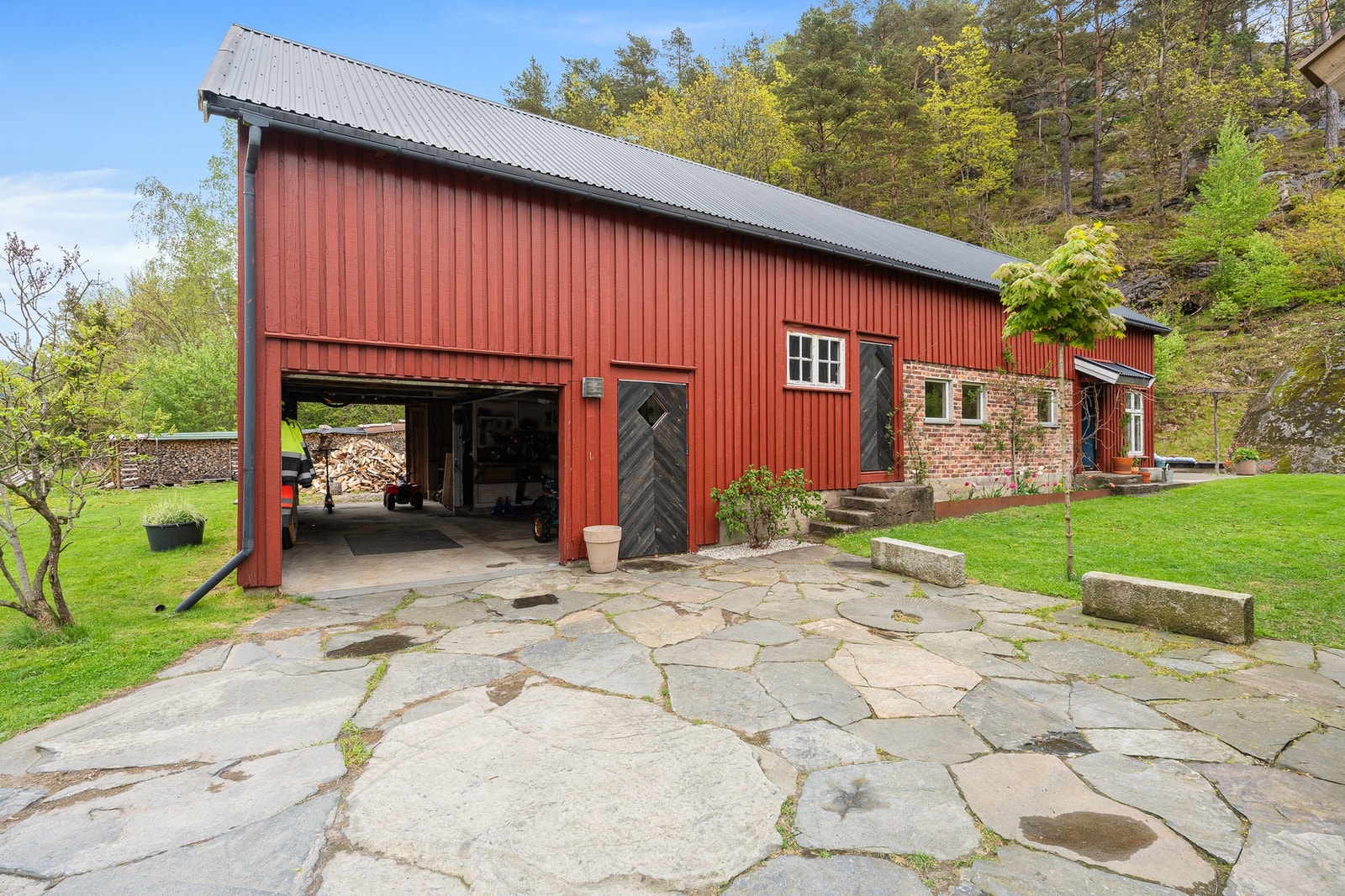 Låve med garasje, tidligere fjøs og rikelig med lagringsplass Galleribilde