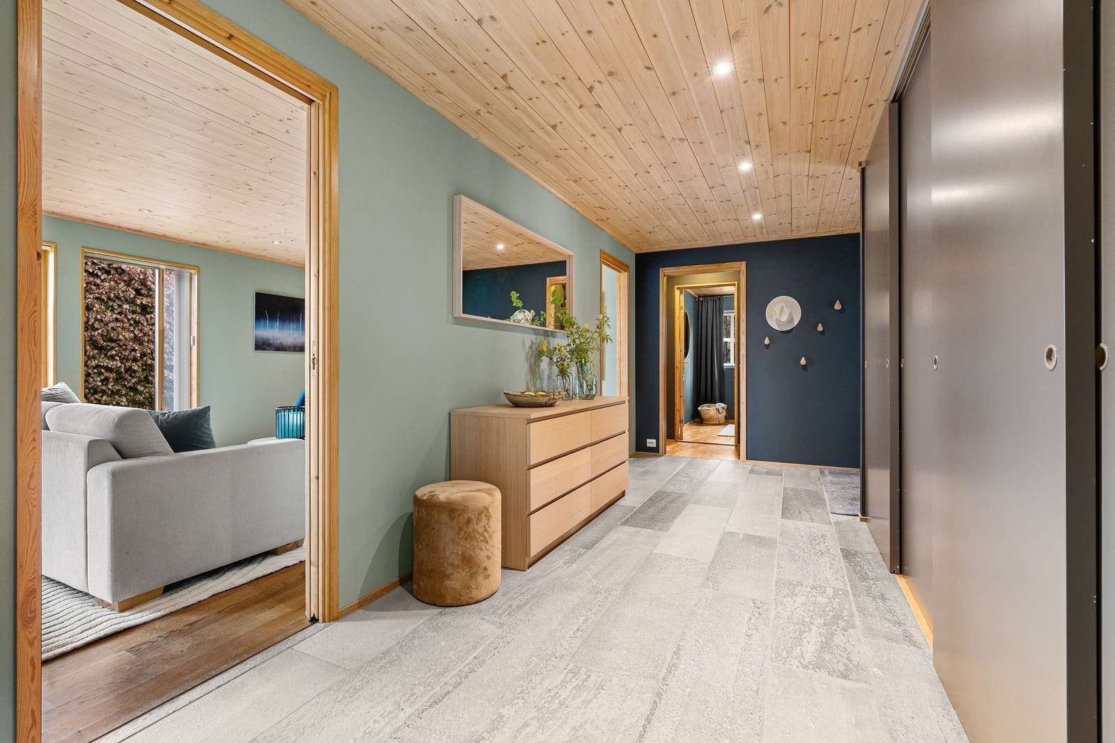 Entré/gang med skifer, varmekabler og stor skyvedørsgarderobe Galleribilde