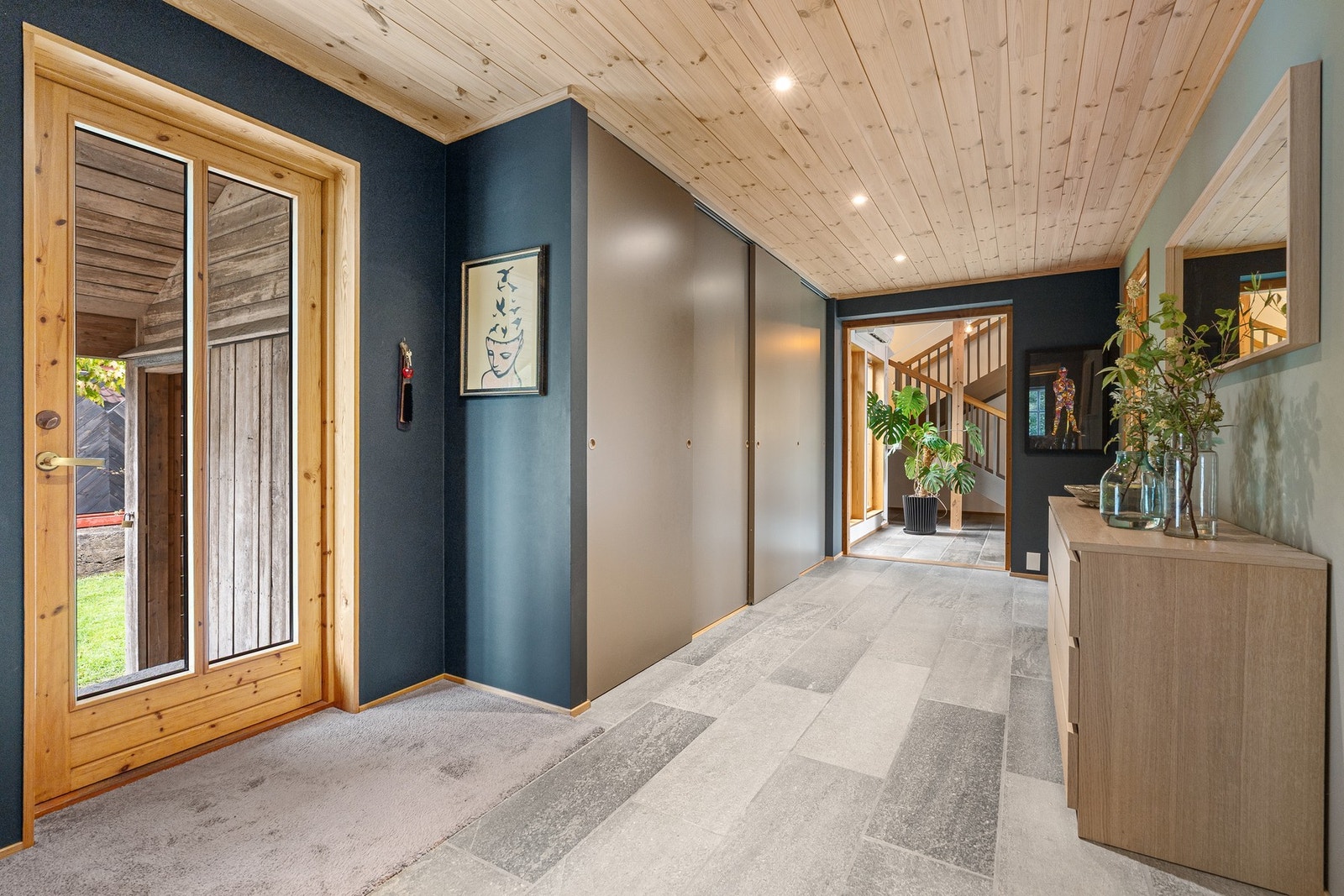 Entré/gang med skifer, varmekabler og stor skyvedørsgarderobe Galleribilde