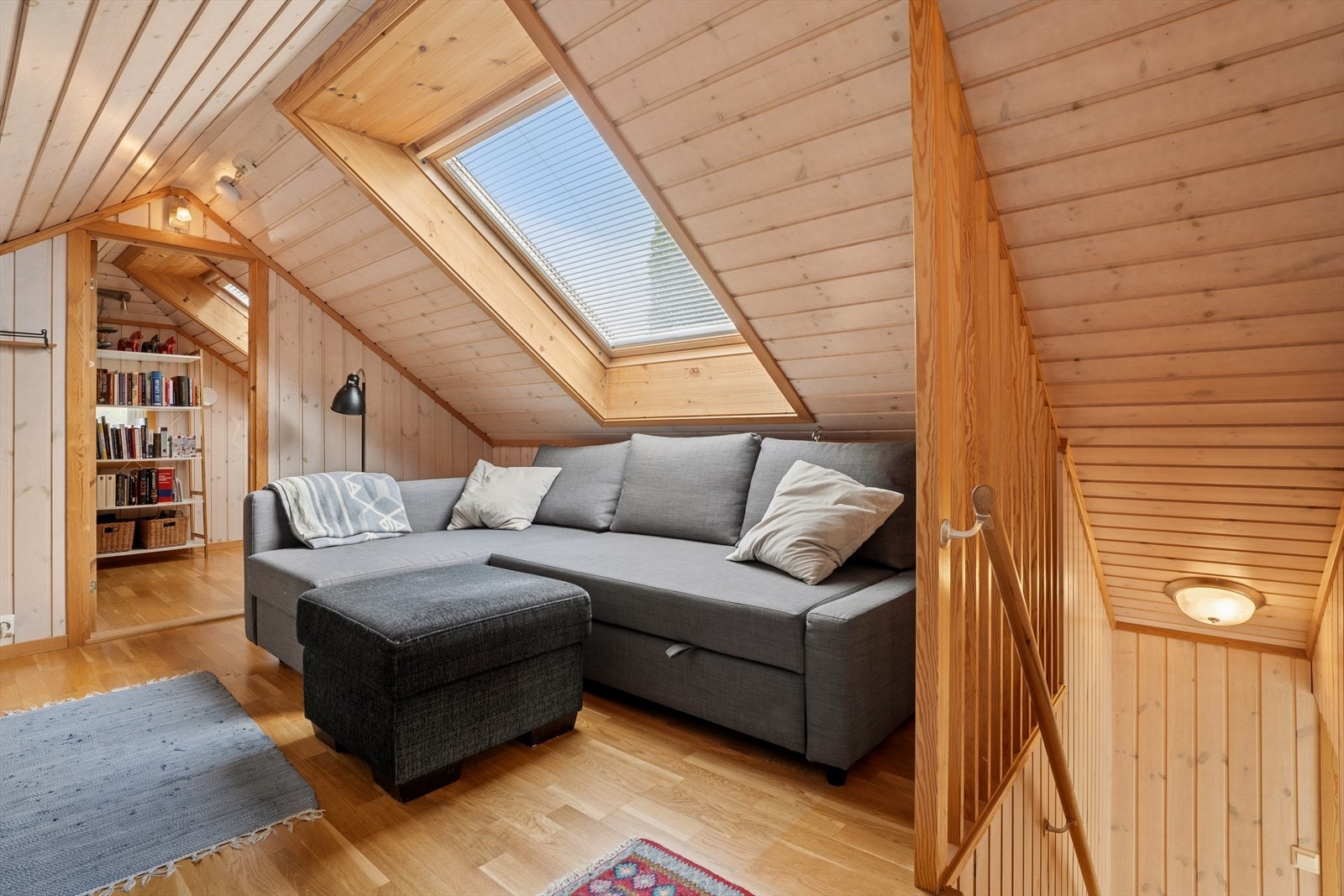 Garasjens loft er en del av det ombygde og innredede, hvor det også er montert takvinduer. Ikke omsøkt. Galleribilde