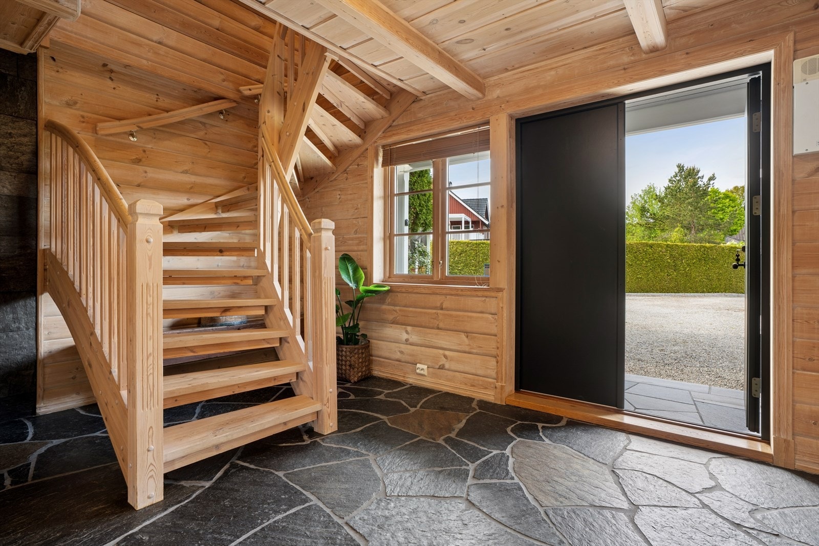 Fra hallen er det direkte tilgang til gårdsplassen. Sikringsskapet er plassert her. Galleribilde
