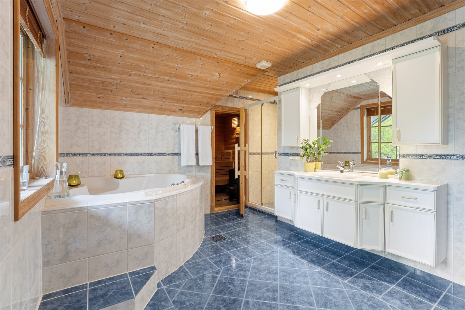 Badet har fliser på gulv med gulvvarme og adkomst til badstuen. Galleribilde