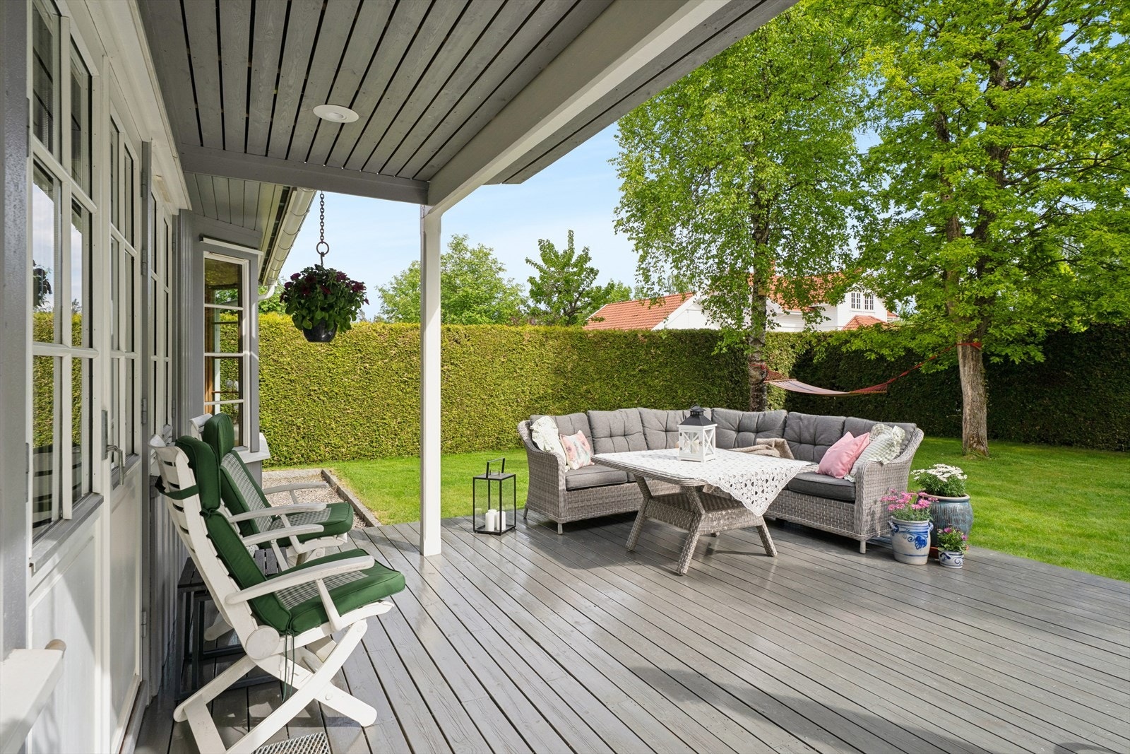 Stor terrasseplatting med utgang fra stuen. Her er det god plass til flere sittegrupper. Galleribilde