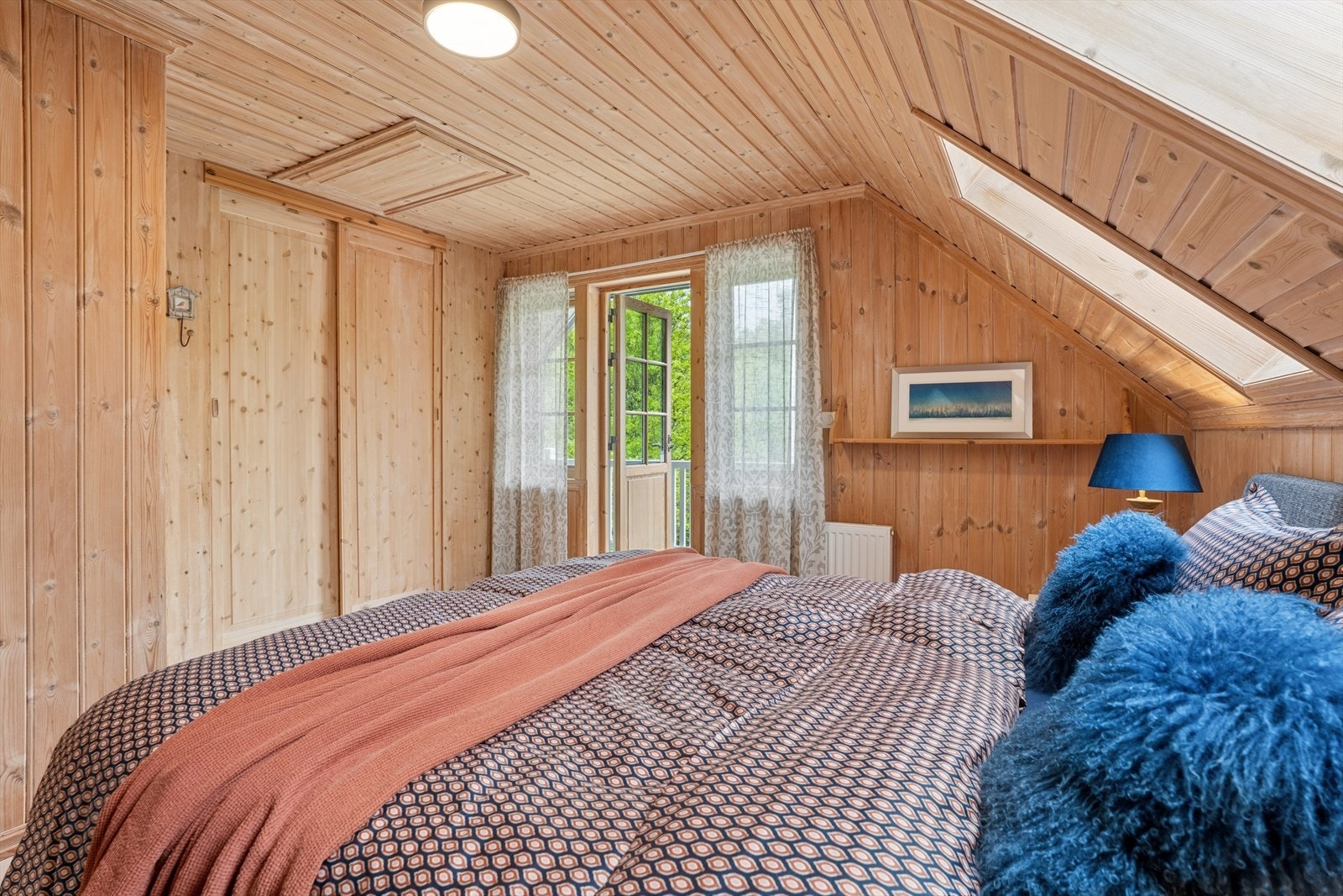 Hovedsoverommet har takvinduer og egen utgang til veranda på 8 m². Galleribilde